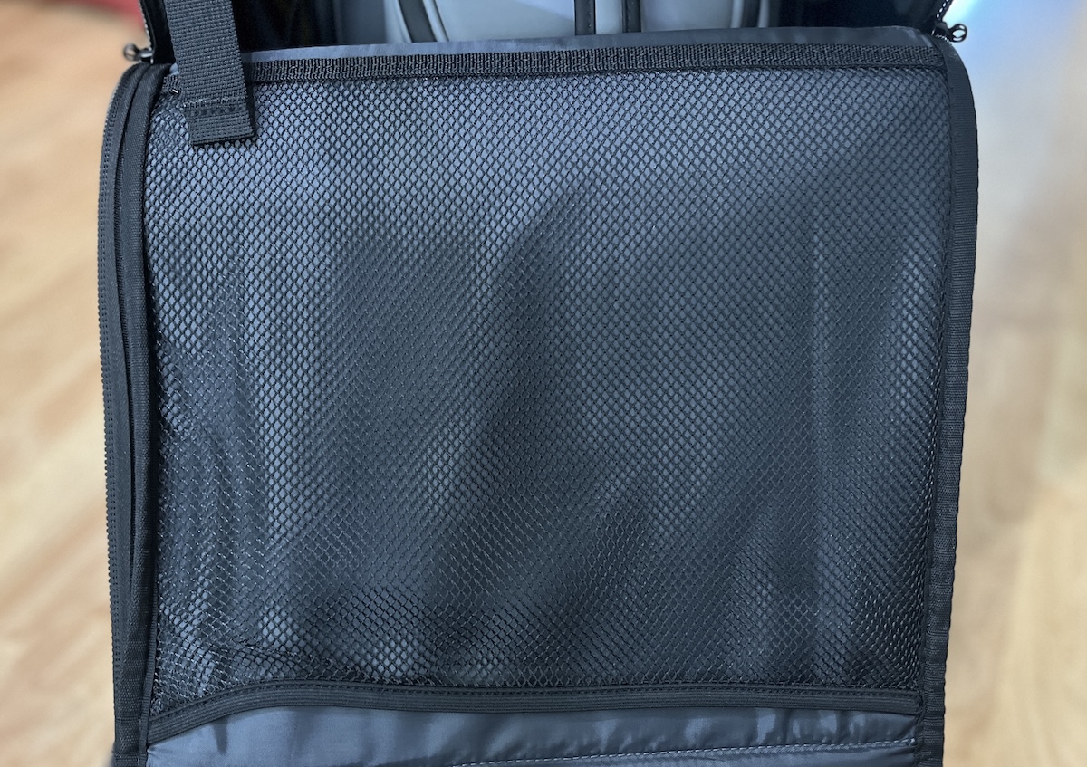 Interior net compartment inside the Bag Boy Freestyle travel cover